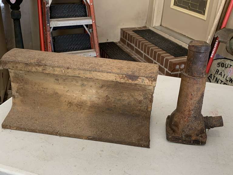 VINTAGE 16" METAL RAILROAD TRACK & VINTAGE METAL RAILROAD JACK - GARAGE image