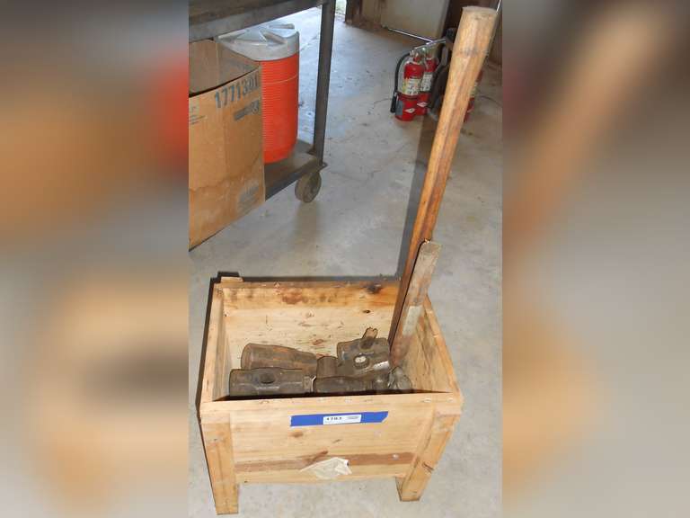 (19) SLEDGE HAMMER/ HAMMER HEADS (4) WOODEN HANDLES image