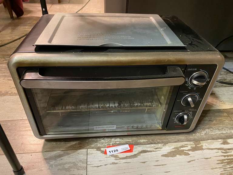 LR… Black & Decker toaster oven, powers up, see pictures for details. image
