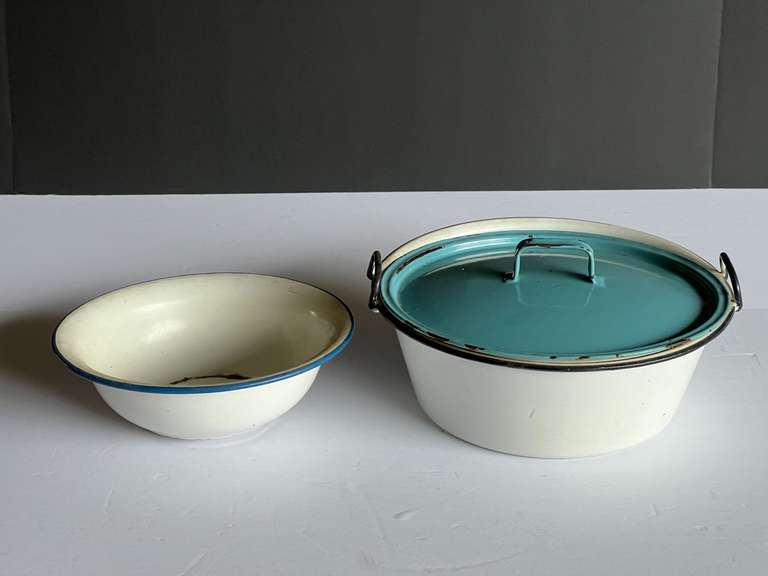 Vintage enamelware bowls two pieces, also includes lid, see for details. image