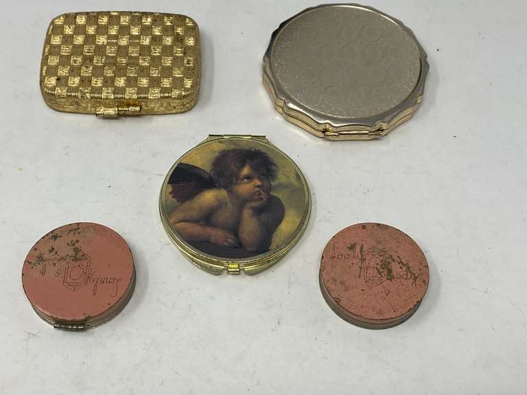 Ladies vintage compacts, five pieces total, see pictures for details. image