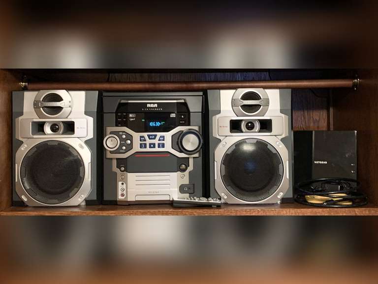 RCA 5 DISC CD CHANGER/AM/FM STEREO SYSTEM WITH IPOD DOCK, 2 RS2765 SPEAKERS & REMOTE (WORKS) - UP BED 1 image