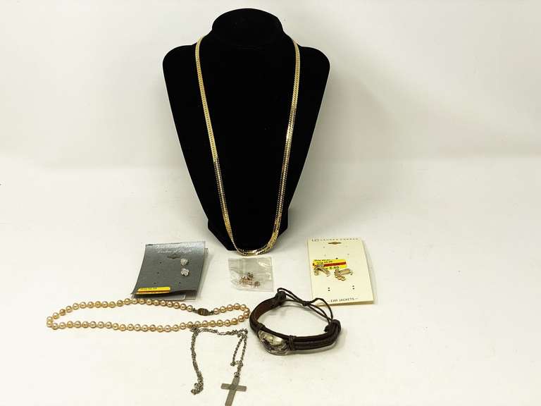 Ladies fashion estate jewelry to include goldtone necklace, faux pearl necklace, fashion bracelet, and fashion earrings. See pictures for details. image