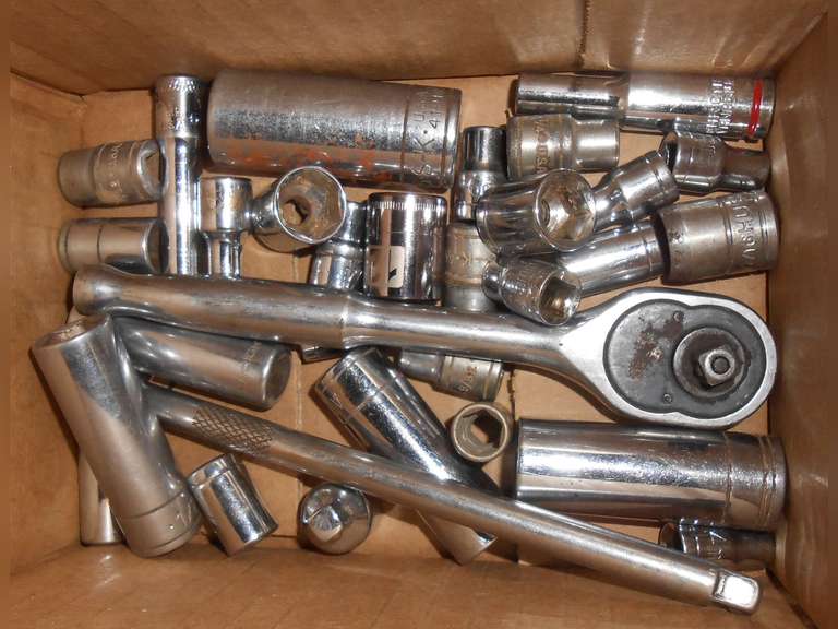 1/4" DRIVE RATCHET, SAE & METRIC SOCKETS (31) PCS image
