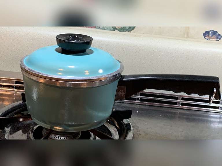 VINTAGE TURQUOISE CLUB ALUMINUM 6" COVERED SAUCEPAN - KITCHEN image