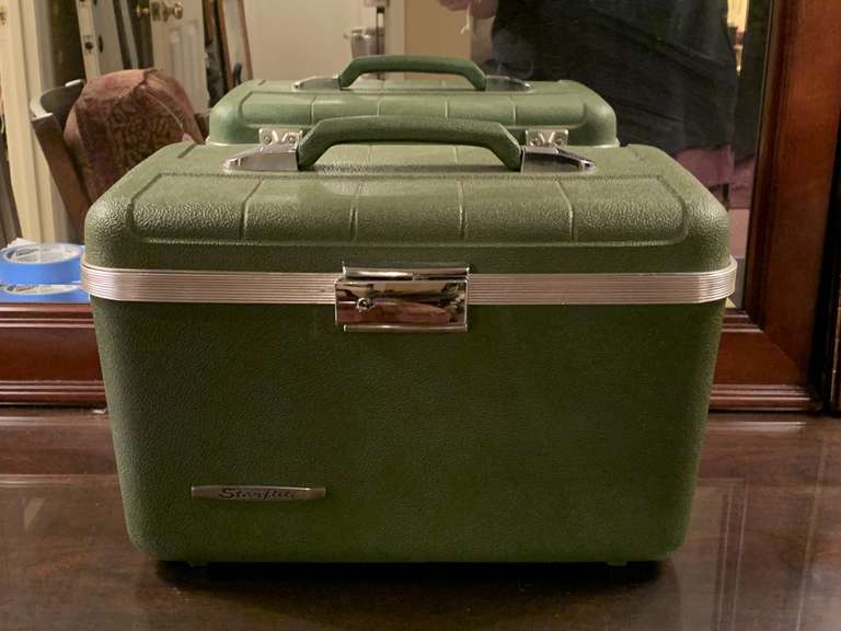 NEW STARFLITE DARK GREEN VANITY CASE - UP MASTER BED image