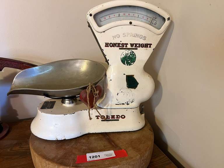 KIT… Vintage Toledo scale, “No Springs, Honest Weight”, also comes with a round, butcher block style cutting board. See pictures for details. image