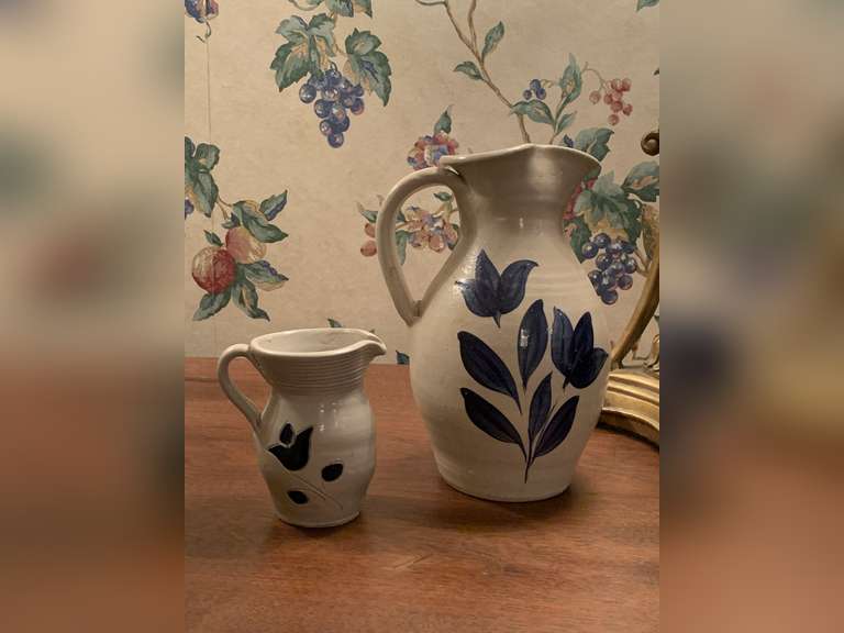 2 PIECES VINTAGE WILLIAMSBURG SALT GLAZED PITCHERS (8" TALL, 4" TALL) - DINETTE image