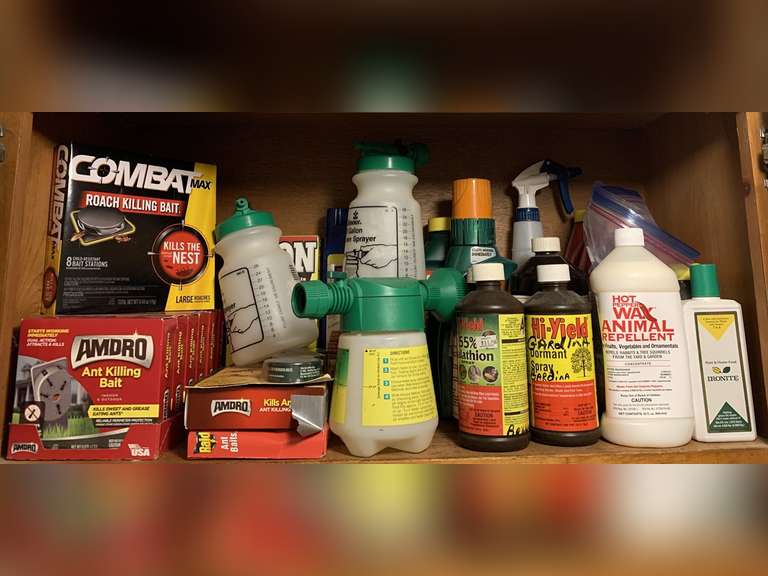 SHELF LOT OF ASSORTED YARD/FLOWER CHEMICALS & MORE - LAUNDRY image