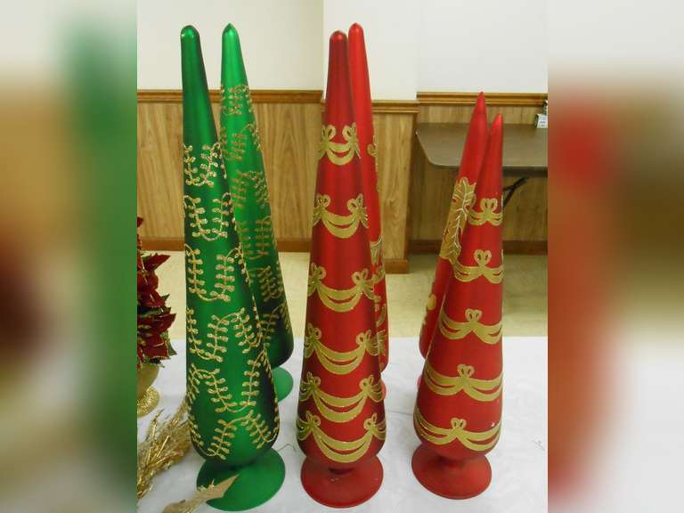 CHRISTMAS DECOR, RED/GREEN /GOLD, 2 WREATHS, (8) TREES (19) TOTAL PCS image