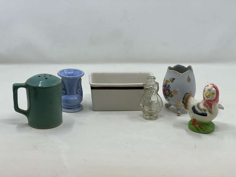 KIT… Assorted kitchen and home decor items to include a vintage Homer Laughlin sugar packet holder, a petite bud vase, believed to be vintage McCoy pottery, porcelain egg shaped vase, and more. Six pieces total, see pictures for details. image