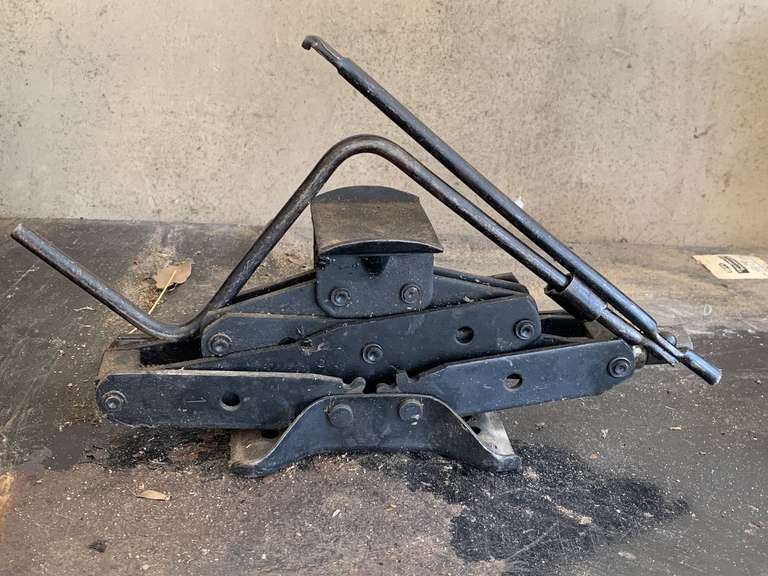 VINTAGE SCISSOR JACK - GARAGE image