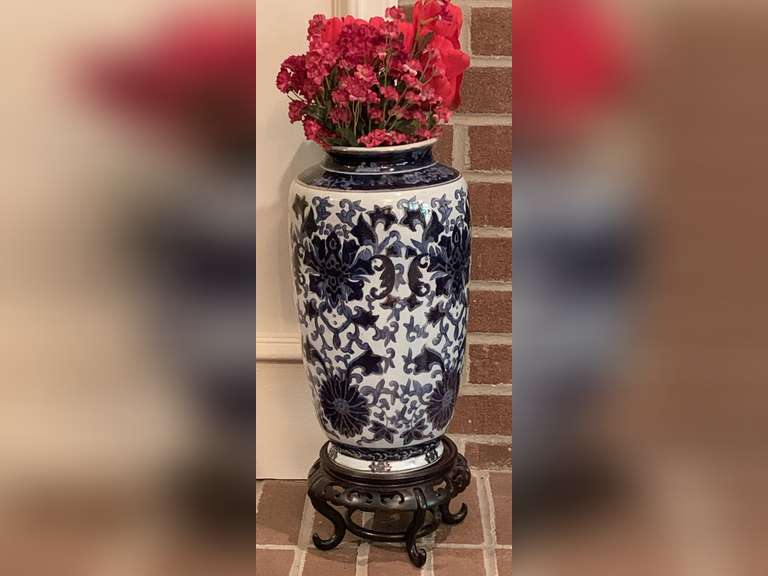 BEAUTIFUL VINTAGE CHINESE BLUE/WHITE PORCELAIN 14" TALL VASE WITH GOLD TRIM ON CARVED ROSEWOOD STAND - DEN image
