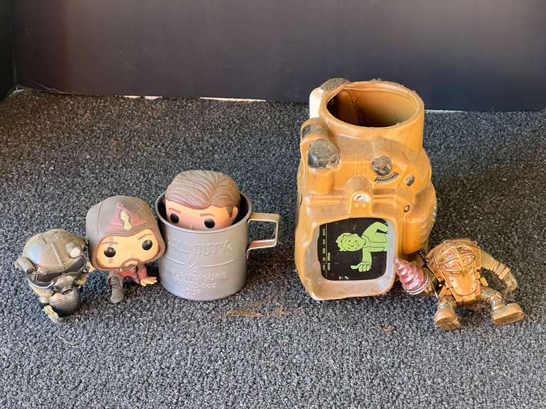 Collectible gaming figurines and mug, see pictures for details. image