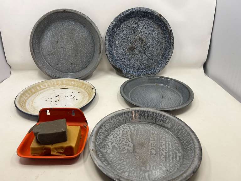DEN… Vintage enamelware plates and soap holder, see pictures or details. image