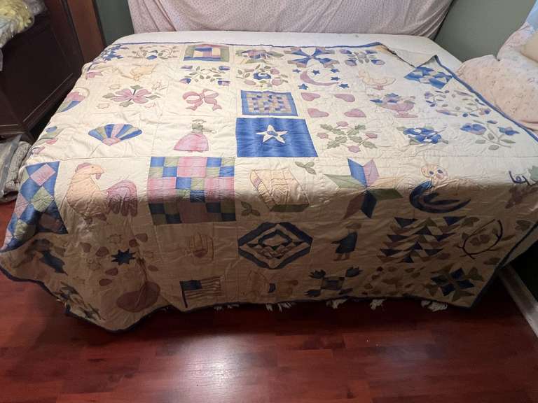 BR4… Vintage quilt, See pictures for details. image