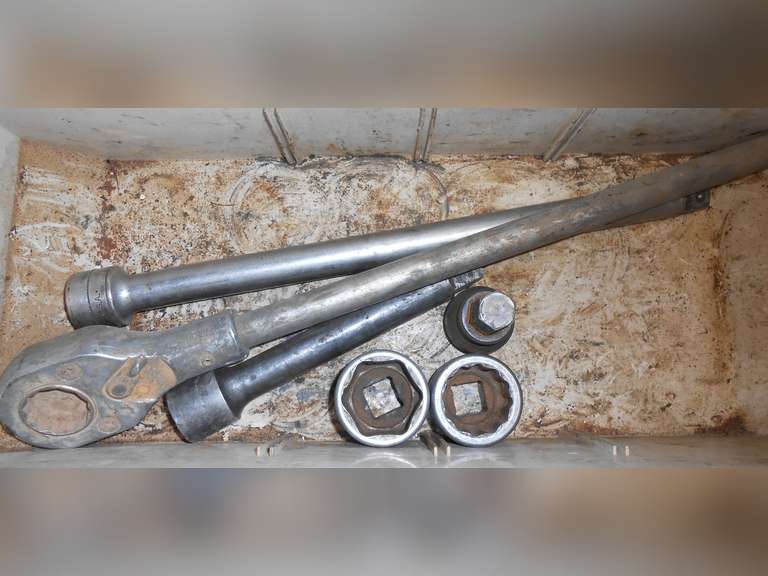 3/4" DRIVE RATCHET, (2) EXTENSIONS & (3) SOCKETS image