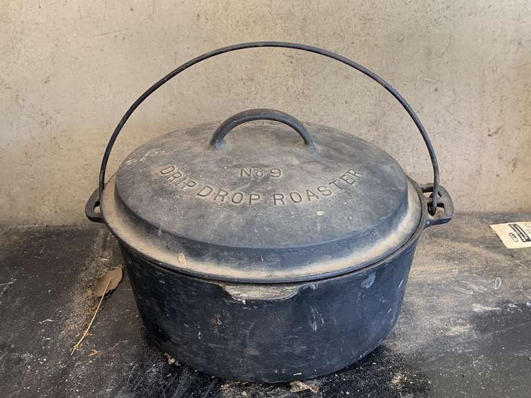 VINTAGE WAGNER #9 DRIP DROP ROASTER 11" ROUND W/ LID - GARAGE image