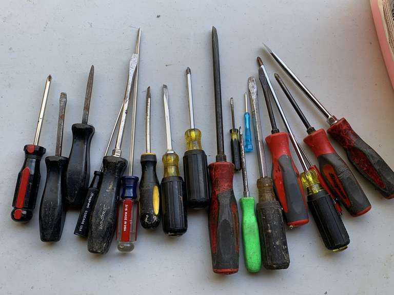 ASSORTMENT OF SCREWDRIVERS (SOME SNAP-ON) - GARAGE image