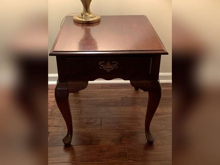 VINTAGE QUEEN ANNE STYLE MAHOGANY SIDE TABLE WITH 1 DRAWER (EXCELLENT CONDITION) 22" WIDE X 26 1/2" DEEP X 24" TALL **DOES NOT INCLUDE CONTENTS IN/ON TOP - SPECIAL PICKUP INSTRUCTIONS - LIVING ROOM image