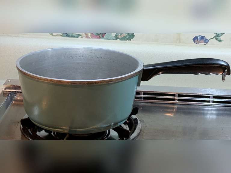 VINTAGE TURQUOISE CLUB ALUMINUM 9" SAUCEPAN - KITCHEN image