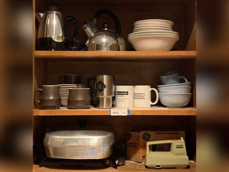 CABINET LOT TO INCLUDE STAINLESS STEEL TEA KETTLE, VINTAGE AVOCADO GREEN GE HAND MIXER & MORE - KITCHEN image
