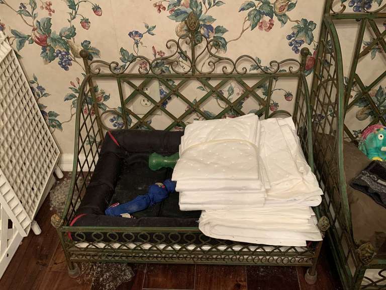 WROUGHT IRON PRINCESS DOG BED WITH CONTENTS 24" LONG X 21" TALL X 18" WIDE- DINETTE image