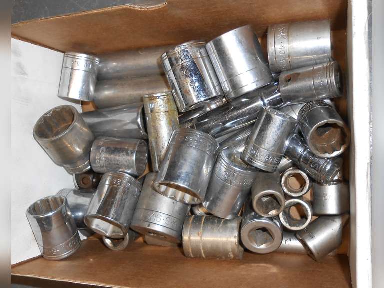 1/2" DRIVE W/RATCHET, SAE & METRIC SOCKETS & EXTENSIONS (37) PCS image
