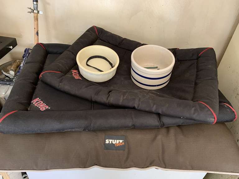 3 DOG BEDS (2 KONG), 2 DOG BOWLS & COLLAR - GARAGE image