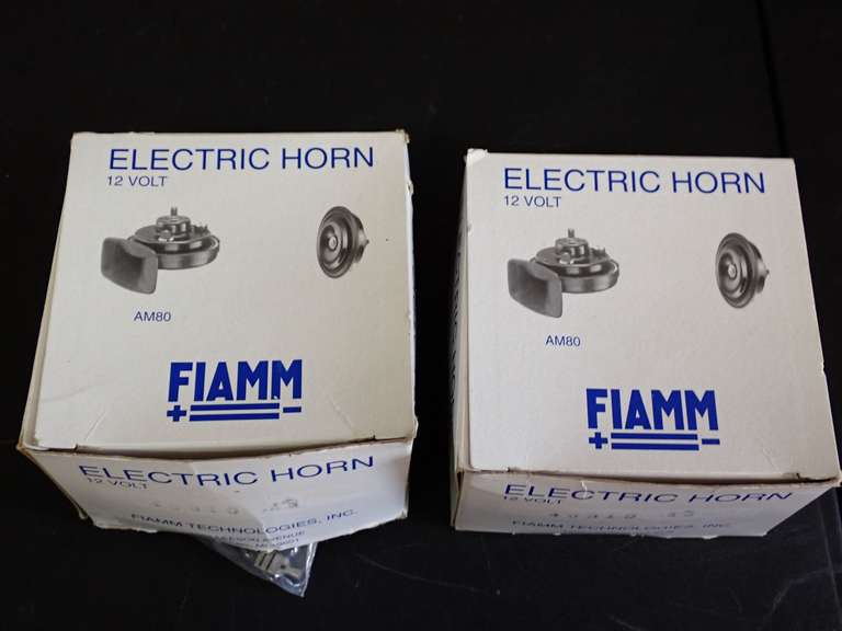 Pair of FIAMM AM80 Electric Horns 12 Volt image