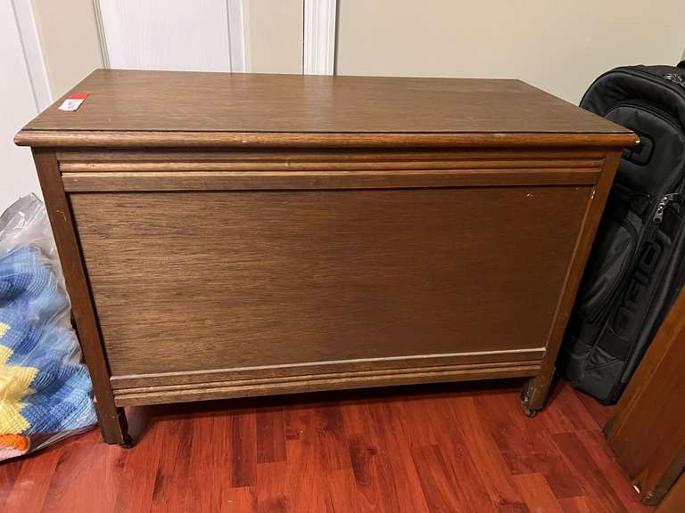 BR4… Vintage blanket chest with content, see pictures for details. image