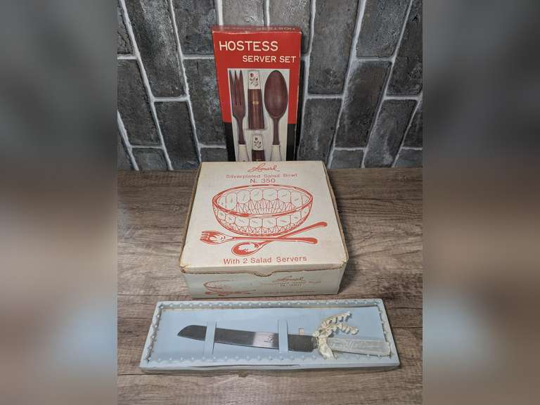 VINTAGE LEONARD SILVER PLATED SALAD BOWL IN ORIGINAL BOX, VINTAGE  TREASURE MASTERS OF DERRY, NH USA WEDDING CAKE KNIFE WITH ORIGINAL BOX, AND VINTAGE HOSTESS SERVER SET WITH ORIGINAL BOX image