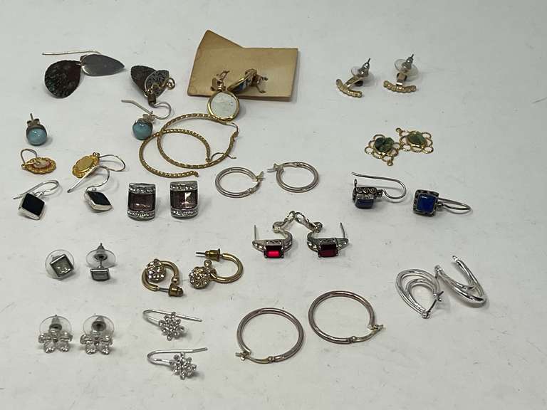 Assortment of ladies fashion earrings, see pictures for details. image