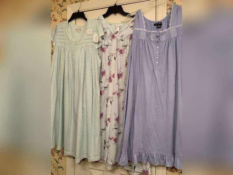 4 LADIES NIGHT GOWNS & 1 BATHROBE (VARIOUS SIZES) - UP HALL BATH image