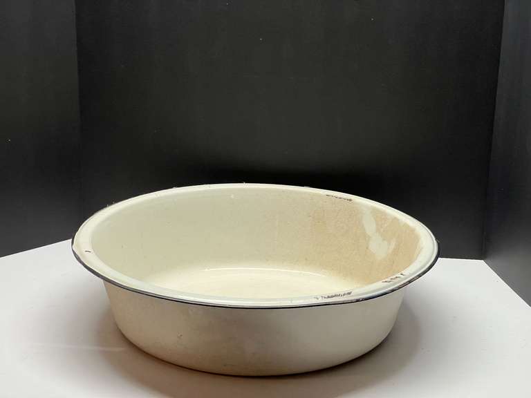 DEN…Vintage enamelware wash basin, see pictures for details. image