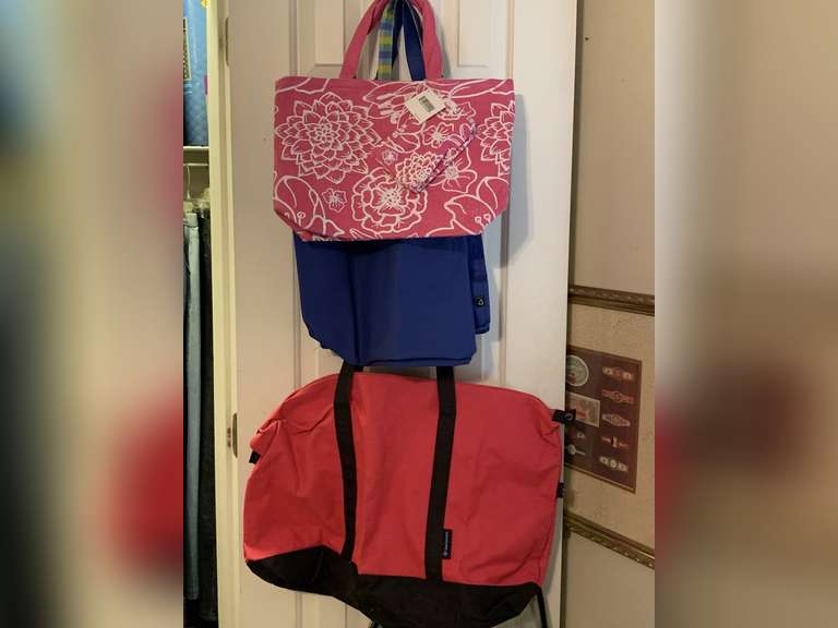 LARGE RED SAMSONITE CANVAS DUFFLE BAG, REVERSIBLE TOTE BAG & MORE - UP BED 1 image