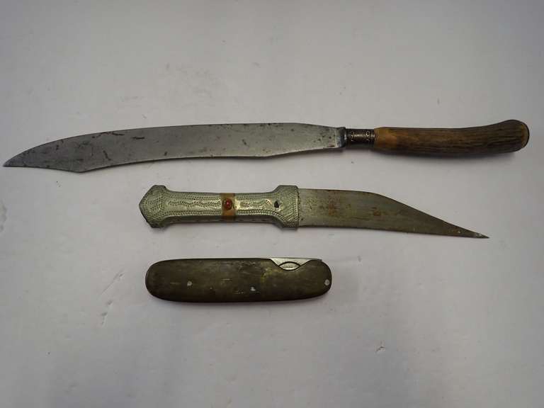 Assorted Vintage Knives-Folding Knife is missing parts image