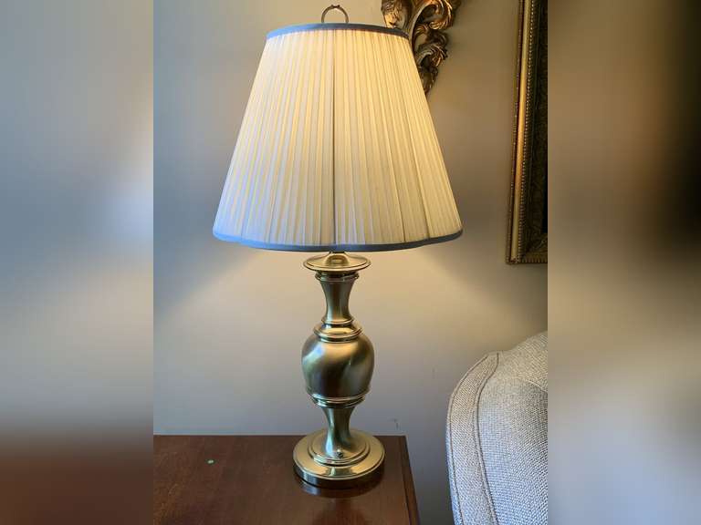 VINTAGE SATIN ANTIQUE BRASS TABLE LAMP 33" TALL (VERY HEAVY) - LIVING ROOM image