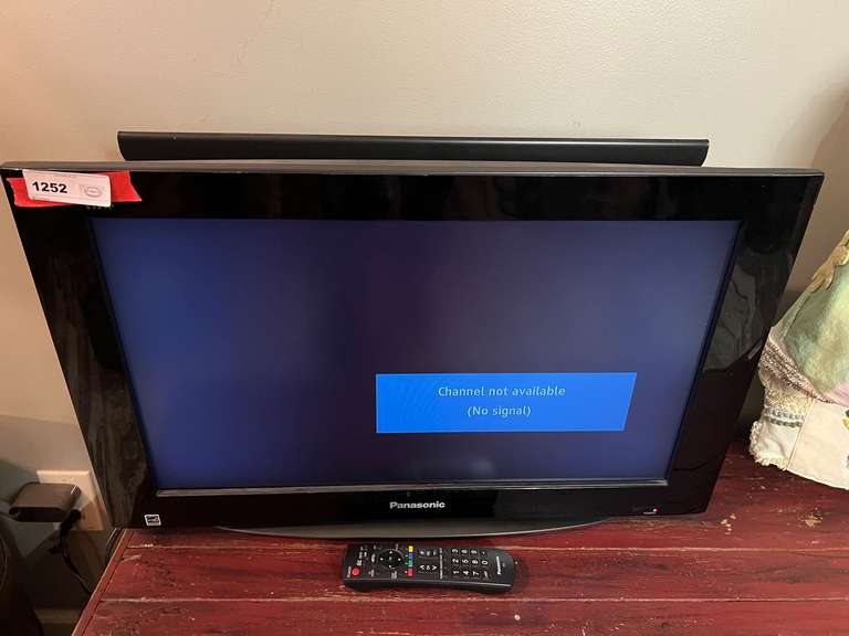 DEN… Panasonic television with mounting bracket, also comes with the remote, does work, see pictures for details. image
