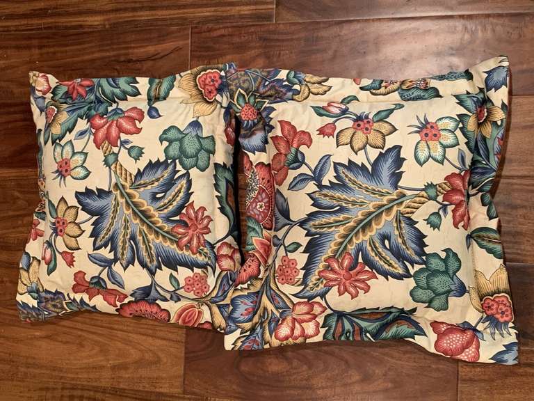2 THROW PILLOWS WITH FLORAL DESIGN 17" SQUARE - DEN image