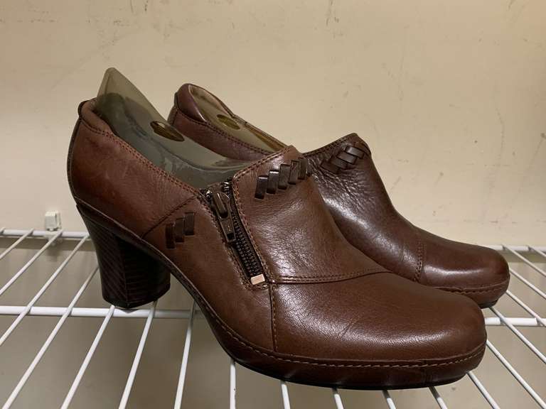 NEW CLARKS ARTISAN BROWN LEATHER SHOES SIZE 8 1/2M - UP MASTER CLOSET 1 image