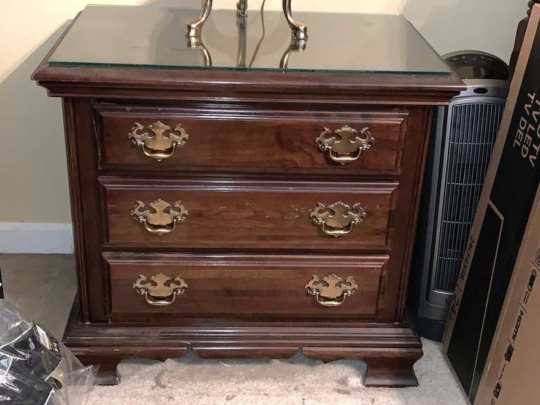 MAHOGANY 3 DRAWER NIGHT STAND W/ GLASS TOP PROTECTOR (DOES NOT INCLUDE CONTENTS IN/TOP) 26 1/2" WIDE X 16 1/2" DEEP X 24" TALL ***SPECIAL PICKUP INSTRUCTIONS - UP MASTER BED image