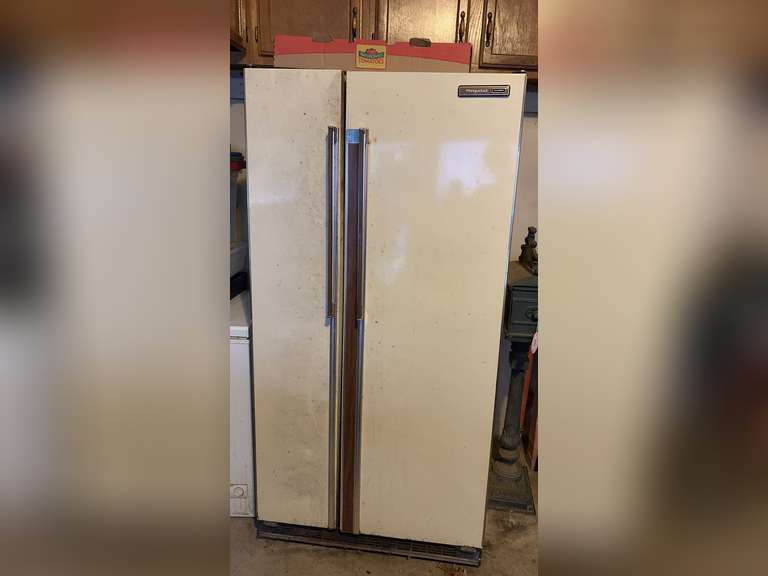 OLDER MODEL HOTPOINT SIDE BY SIDE REFRIGERATOR/FREEZER WITH ICE MACHINE (WORKS) - GREAT FOR GARAGE 33" WIDE X 67" TALL X 29" DEEP ***SPECIAL PICKUP INSTRUCTIONS - GARAGE image