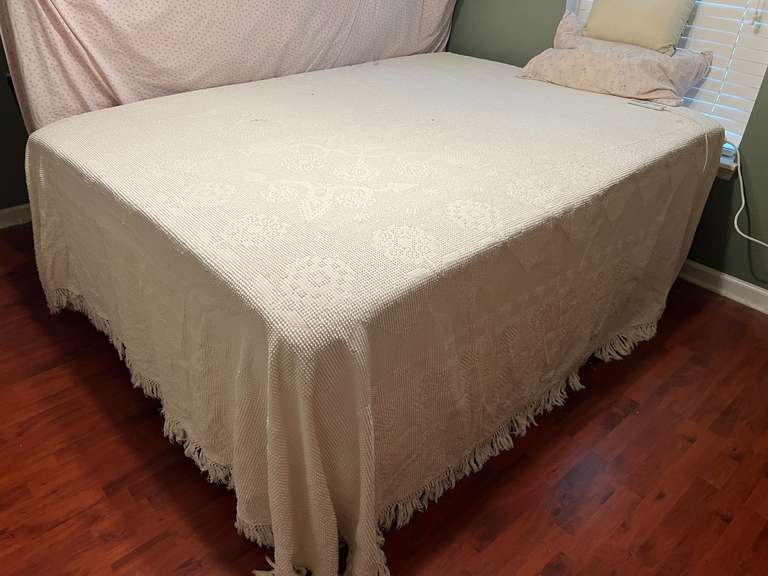 BR4…Serta lift bed with controller, this bed does work, comes with bedding, see pictures for details. image