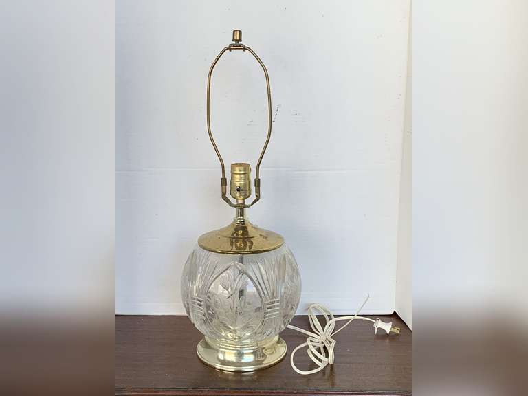 VINTAGE LEAD CRYSTAL CUT & ETCHED TABLE LAMP 21" TALL (TO TOP OF HARP) image