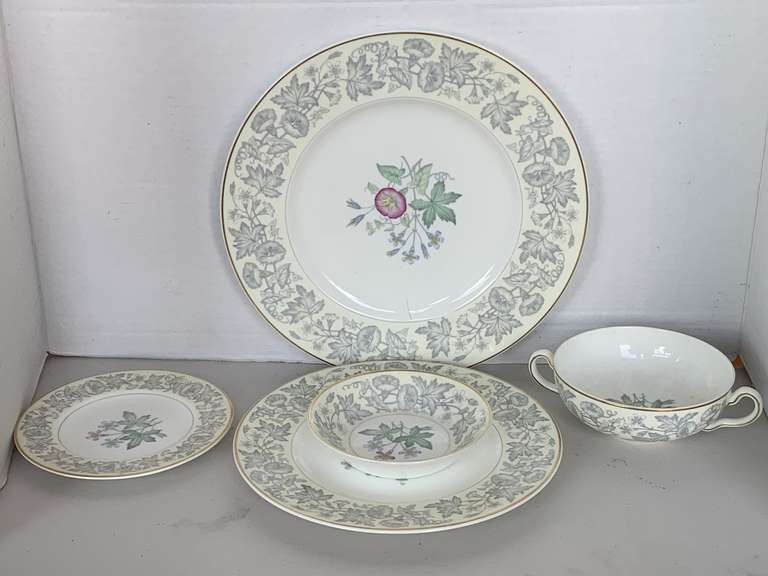 VINTAGE WEDGWOOD BONE CHINA "WILDFLOWER" MADE IN ENGLAND - 5 PIECE PLACE SETTING image