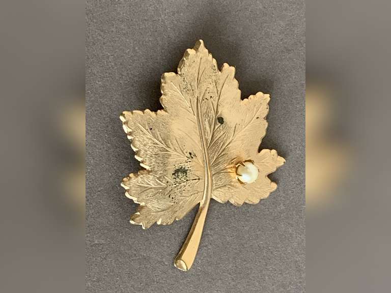 VINTAGE SARAH COVENTRY LARGE GOLD TONE MAPLE LEAF BROOCH W/ FAUX PEARL ACCENT - CHECKOUT image