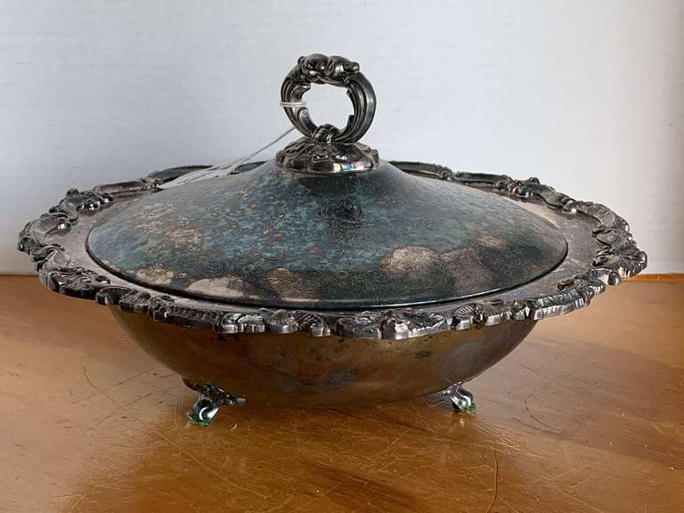 VINTAGE COVERED SILVERPLATE CASSEROLE DISH 11 1/2" ROUND image