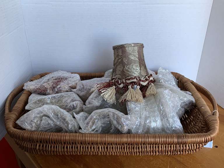 11 NEW DECORATIVE NIGHT LIGHTS IN NICE WOVEN BASKET image