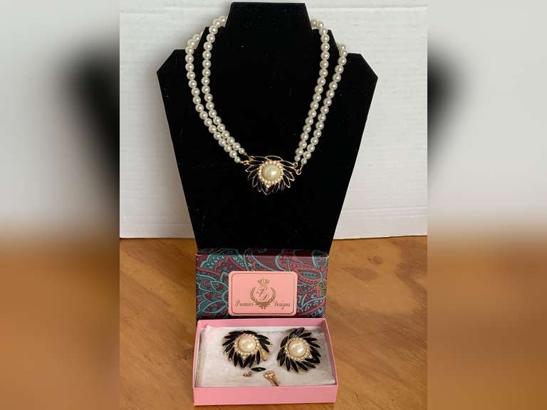 VINTAGE PREMIER DESIGNS DOUBLE STRAND FAUX PEARL 14" LONG CHOKER W/ STARBURST BLACK/WHITE PENDANT & MATCHING CLIP ON EARRINGS (ONE EARRING BACK BROKEN)  - CHECKOUT image